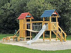 Doppelturm Wasserburg mit Hängebrücke und Sand-Wasser-Spielplatz