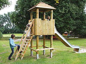 Holzturm mit Dach und Rutsche Dassel I